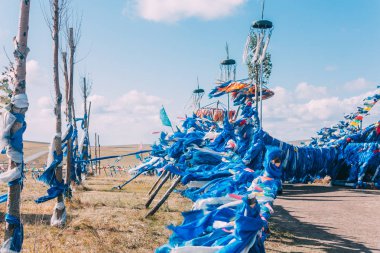 beyaz ve mavi obo ve aobao manzara Moğolistan, Moğol totem, mavi gökyüzü, yatay ile otlak