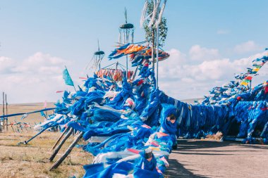 beyaz ve mavi obo ve aobao manzara Moğolistan, Moğol totem, mavi gökyüzü, yatay ile otlak