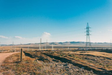 elektrik iletim pilon İç Moğolistan otlakta mavi gökyüzü, Çin