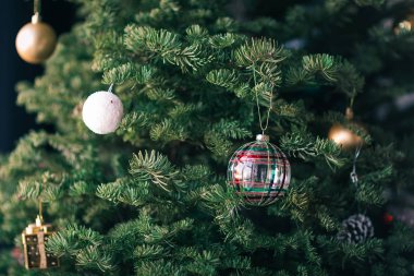 Noel ağacı ile dekorasyon, detay ve renkli top yakın çekim