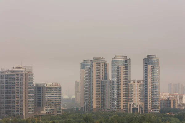 18 Eylül, 2014-Pekin, Çin. Geniş açı yatay bir sisli day.the kelime bina gösteri Pekin'de bina bussine şirketin adını vurdu