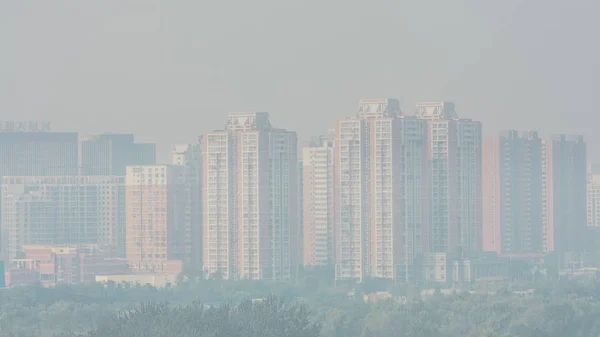 18 Eylül, 2014-Pekin, Çin. Geniş açı yatay bir sisli day.the kelime bina gösteri Pekin'de bina bussine şirketin adını vurdu