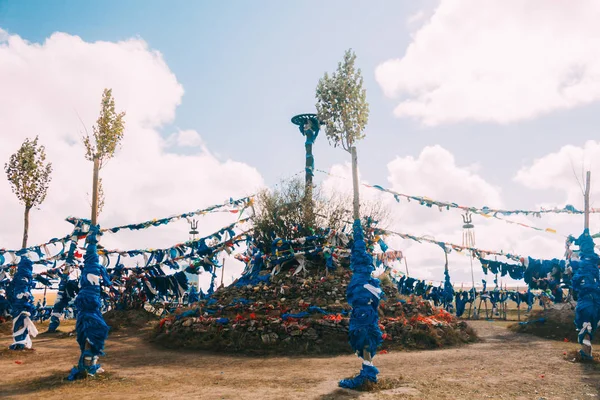 beyaz ve mavi obo ve aobao manzara Moğolistan, Moğol totem, mavi gökyüzü, yatay ile otlak
