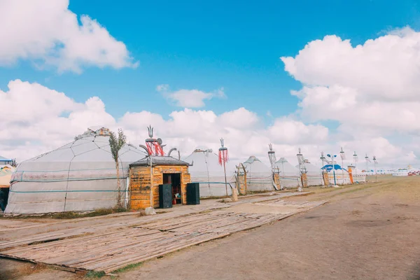 Manzara mavi gökyüzü zemin karşı yurts Moğolistan,