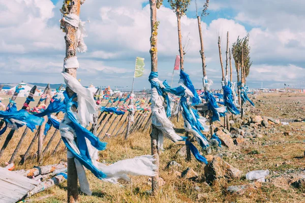 beyaz ve mavi obo ve aobao manzara Moğolistan, Moğol totem, mavi gökyüzü, yatay ile otlak