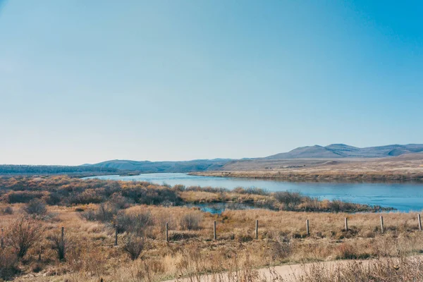内蒙古自治区呼倫貝尓の森の湖 川と山の風景 — ストック写真
