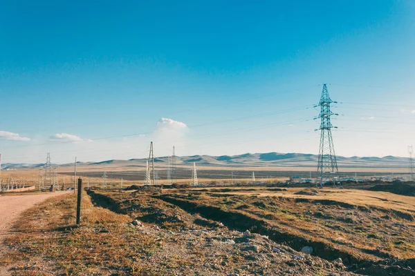 elektrik iletim pilon İç Moğolistan otlakta mavi gökyüzü, Çin