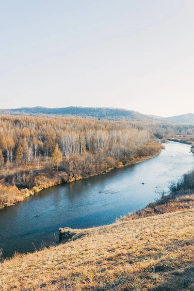 bir nehir, göl İç Moğolistan ormanında, bir dağ yatay