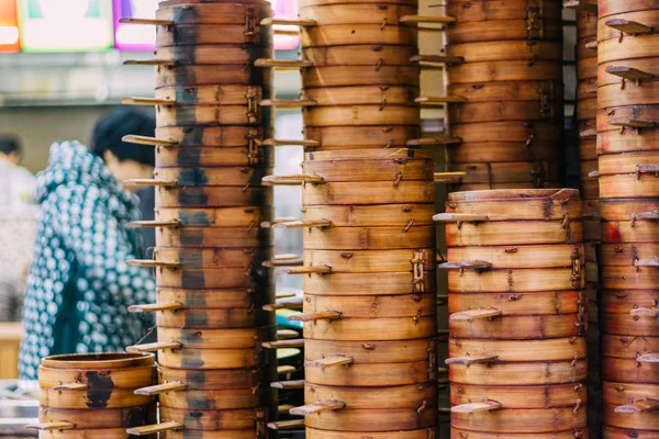 22, Aralık 2015, Chong qing, sütun Dim Sum, Çin yemeği satan arkasında bir Çinli kadın wokring Buharlı Pişirici sepetleri