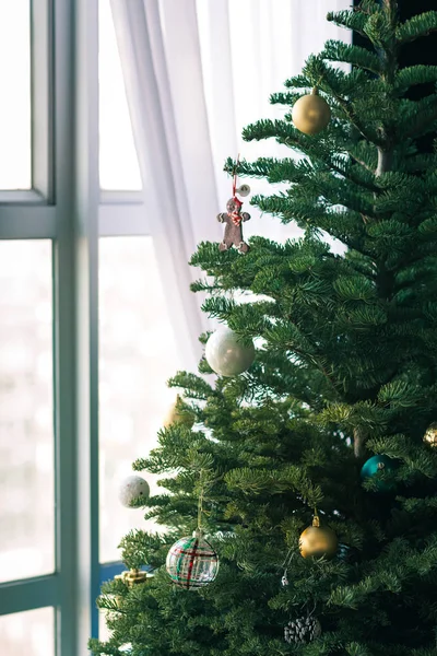 Dekorasyon, detay ve pencere yan ana sayfa ayarlama, gündüzleri renkli top ile Noel ağacı