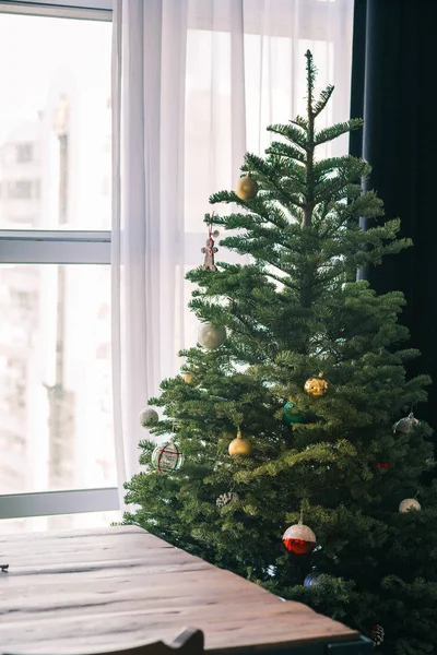 Dekorasyon, detay ve dayt renkli top ile Noel ağacı