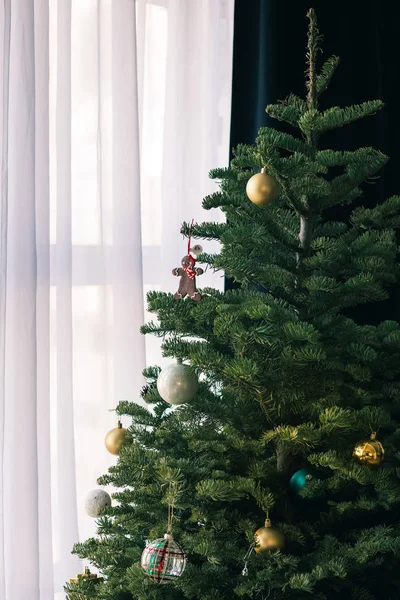 Dekorasyon, detay ve dayt renkli top ile Noel ağacı