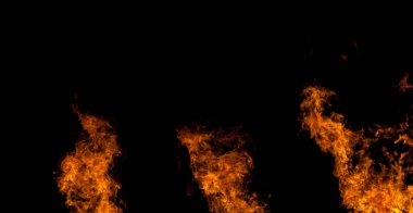 Siyah bir arka plan üzerinde izole sarı ve turuncu yangın çerçeveleri