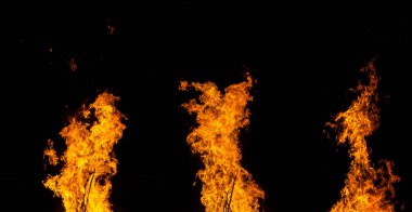 Siyah bir arka plan üzerinde izole sarı ve turuncu yangın çerçeveleri