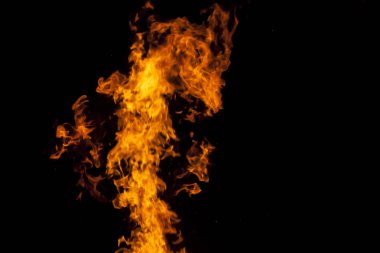 Sarı ve turuncu kare siyah bir arka plan üzerinde ateş