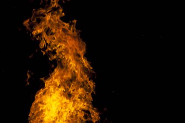 Siyah bir arka plan üzerinde izole sarı ve turuncu yangın çerçeveleri