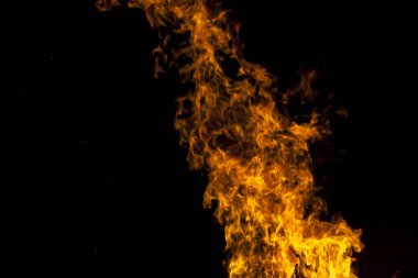 Siyah bir arka plan üzerinde izole sarı ve turuncu yangın çerçeveleri