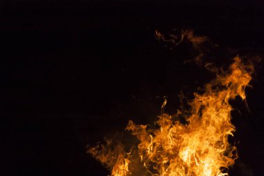 Siyah bir arka plan üzerinde izole sarı ve turuncu yangın çerçeveleri