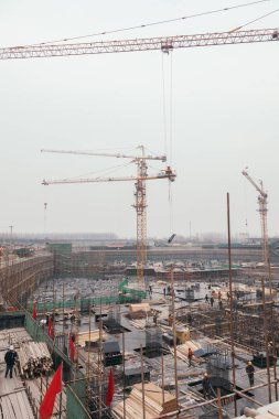 18 Aralık, 2014 Beijing. Vinçler ve işçiler, tren istasyonunu inşa ile City İnşaat sitesinde etkinlik çalışması
