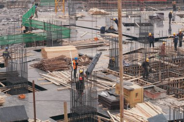 18 Aralık, 2014 Beijing. Vinçler ve işçiler, tren istasyonunu inşa ile City İnşaat sitesinde etkinlik çalışması