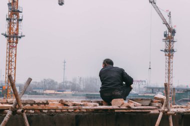 18 Aralık, 2014 Beijing. bir erkek c ile şehirde bir inşaat sitesinde