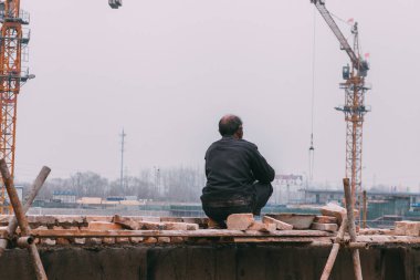 18 Aralık, 2014 Beijing. şehirde bir inşaat alanında bir adam