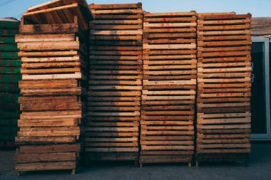 Beijing, Çin - 21 Aralık 2014: renkli kasa büyük bir pazarda ahşap palet üzerinde yığılmış. owerns adını gösterilen paletler