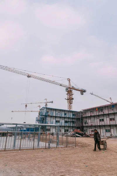 18 Aralık, 2014 Beijing. Vinçler ve işçiler, tren istasyonunu inşa ile City İnşaat sitesinde etkinlik çalışması