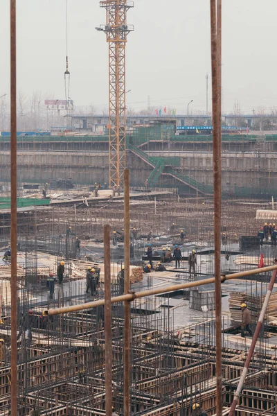 2014年北京 クレーン及び作業員 駅の建物と市の工事現場での作業 — ストック写真