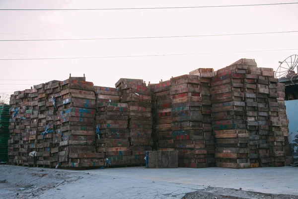 Beijing, Çin - 21 Aralık 2014: renkli kasa büyük bir pazarda ahşap palet üzerinde yığılmış. owerns adını gösterilen paletler