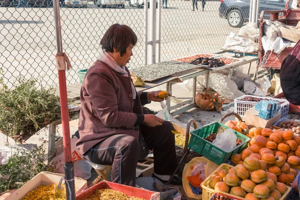 17, Ekim, 2014 - In Beijing China.A Çinli kadın oldu raod piyasada farklı meyve