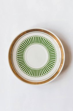 beyaz bir çiçek plakalı yuvarlak ve beyaz arka plan üzerinde çizgi deseni