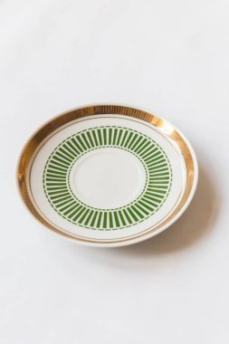 beyaz bir çiçek plakalı yuvarlak ve beyaz arka plan üzerinde çizgi deseni