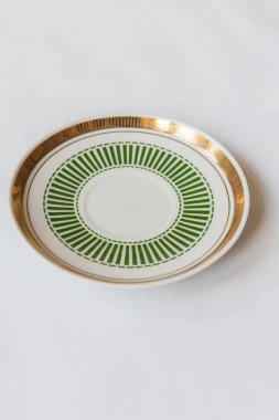 beyaz bir çiçek plakalı yuvarlak ve beyaz arka plan üzerinde çizgi deseni