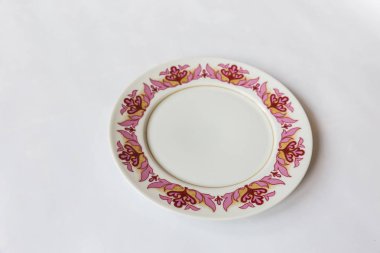 beyaz bir çiçek plakalı yuvarlak ve beyaz arka plan üzerinde çizgi deseni