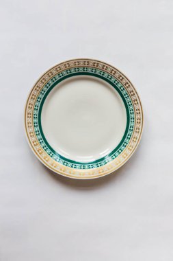 beyaz bir çiçek plakalı yuvarlak ve beyaz arka plan üzerinde çizgi deseni