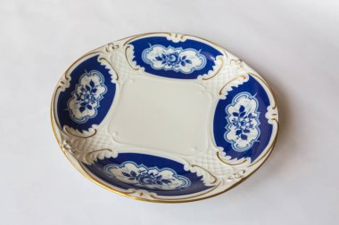 beyaz bir çiçek plakalı yuvarlak ve beyaz arka plan üzerinde çizgi deseni