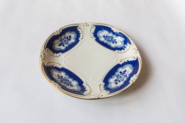 beyaz bir çiçek plakalı yuvarlak ve beyaz arka plan üzerinde çizgi deseni