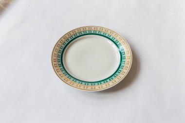 beyaz bir çiçek plakalı yuvarlak ve beyaz arka plan üzerinde çizgi deseni