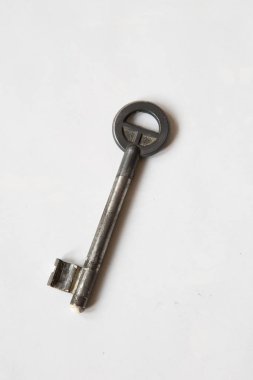 beyaz zemin üzerinde bir demir vintage anahtar