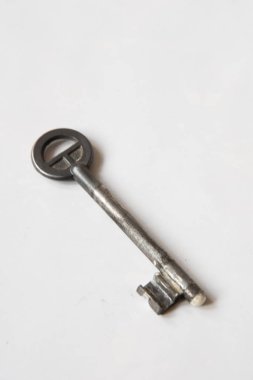 beyaz zemin üzerinde bir demir vintage anahtar