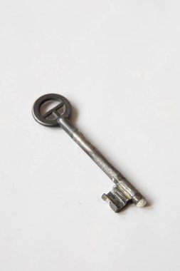 beyaz zemin üzerinde bir demir vintage anahtar
