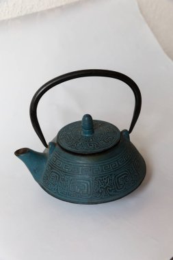 Beyaz zemin üzerine mavi geleneksel Çince dökme demir demlik