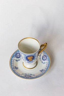 desenli beyaz arka plan üzerinde beyaz bir çay seti