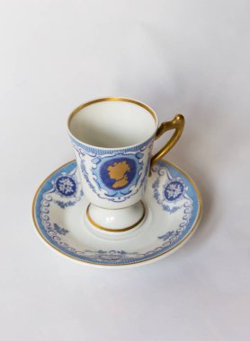 desenli beyaz arka plan üzerinde beyaz bir çay seti