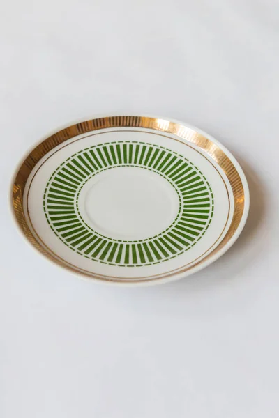 beyaz bir çiçek plakalı yuvarlak ve beyaz arka plan üzerinde çizgi deseni