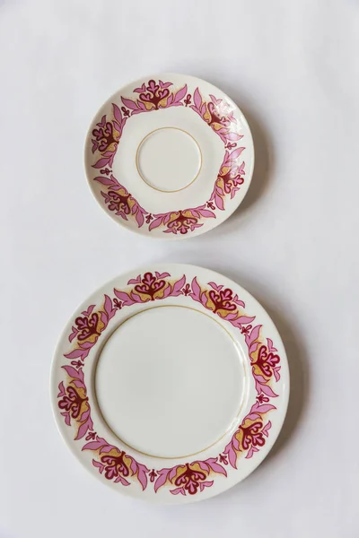 beyaz bir çiçek plakalı yuvarlak ve beyaz arka plan üzerinde çizgi deseni