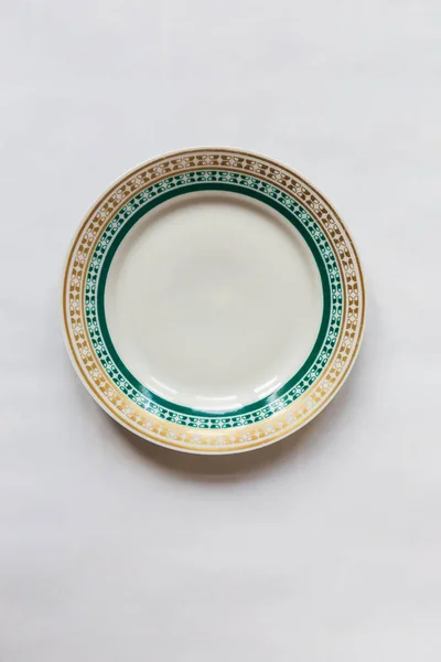 beyaz bir çiçek plakalı yuvarlak ve beyaz arka plan üzerinde çizgi deseni