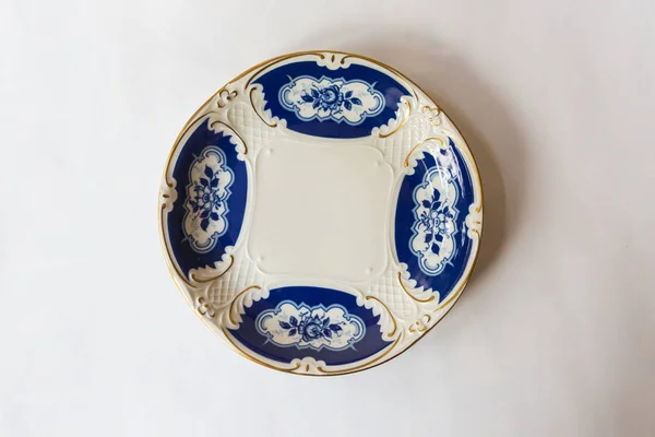 beyaz bir çiçek plakalı yuvarlak ve beyaz arka plan üzerinde çizgi deseni