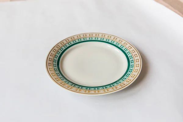 beyaz bir çiçek plakalı yuvarlak ve beyaz arka plan üzerinde çizgi deseni